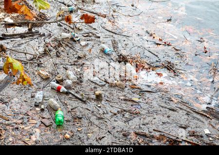 Washington, DC - bottiglie e altri rifiuti lungo la riva del fiume Anacostia. Foto Stock