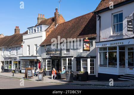 Persone sedute all'aperto al sole al The Horse and Groom, un pub e ristorante in stile rustico con birre chiare chiare su Broad Street a New Alresford, Regno Unito Foto Stock