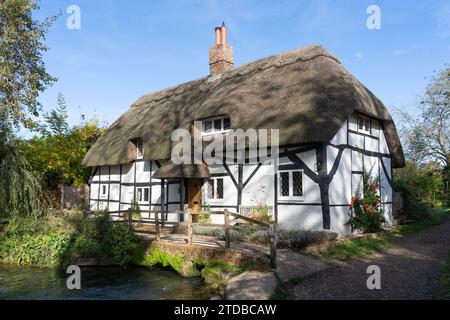 Il grado II elencava il Fulling Mill del XVII secolo sul fiume Alre a New Alresford, precedentemente utilizzato per la cottura dei tessuti di lana di pecora. Hampshire, Regno Unito Foto Stock