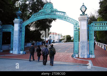 Studenti e visitatori camminano attraverso le storiche porte di Sather fino al campus della University of California a Berkeley Foto Stock