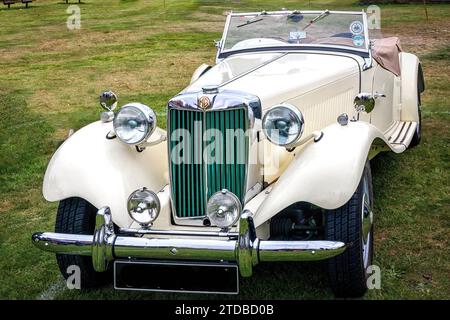 Auto sportiva britannica classica MG TD bianca Foto Stock