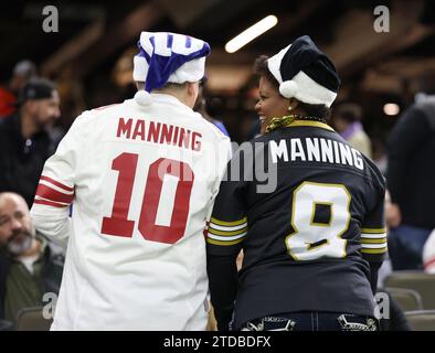 New Orleans, USA. 17 dicembre 2023. Un paio di show di supporto sia per l'ex quarterback dei New York Giants Eli Manning che per suo padre l'ex quarterback dei New Orleans Saints Archie Manning durante una partita della National Football League al Caesars Superdome di New Orleans, Louisiana, domenica 17 dicembre 2023. (Foto di Peter G. Forest/Sipa USA) credito: SIPA USA/Alamy Live News Foto Stock