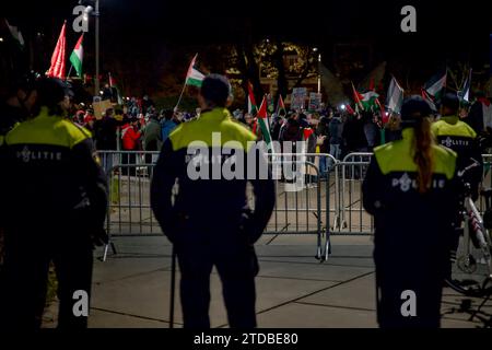 L'Aia, Olanda meridionale, Paesi Bassi. 17 dicembre 2023. La polizia olandese controlla l'ingresso del Tribunale penale internazionale. Il 17 dicembre 2023, centinaia di manifestanti pro-palestinesi hanno marciato per 21 chilometri da Leida alla Corte penale internazionale. Il messaggio del manifestante era solidarietà con i palestinesi uccisi e sfollati a Gaza. (Immagine di credito: © James Petermeier/ZUMA Press Wire) SOLO USO EDITORIALE! Non per USO commerciale! Crediti: ZUMA Press, Inc./Alamy Live News Foto Stock