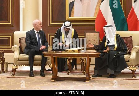 Il Presidente tunisino Kais Saied porge le sue condoglianze al nuovo emiro Kuwait Sheikh Meshal al-Ahmad al-Jaber al-Sabah dopo la scomparsa del suo predecessore, il presidente tunisino Kais Saied, porgendo le sue condoglianze al nuovo emiro Kuwait Sheikh Meshal al-Ahmad al-Jaber al-Sabah dopo la scomparsa del suo predecessore e fratellastro Sheikh Nawaf al-Ahmad al-Jaber al-Sabah, a Kuwait City il 17 dicembre 2023. Foto dell'Ufficio della Presidenza tunisina apaimages Kuwait Kuwait 171223 Kuwait TPO 001 Copyright: XapaimagesxTunisianxPresidencyxxapaimagesx Foto Stock