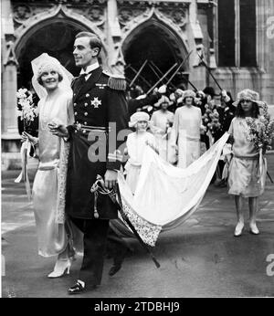 17/07/1922. Inghilterra. Nozze aristocratiche. Lord Louis Mountbatten, cugino della Regina di Spagna, e Miss Edwina Ashley che lasciano St. Margaret, Westminster. Crediti: Album / Archivo ABC Foto Stock