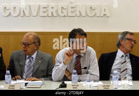 BARCELLONA, 11/06/2007.- i leader della convergenza democratica della Catalogna (CDC), Artur Mas c), Jordi Pujol i), e Xavier Trias (d), discorso durante la riunione tenuta oggi dal comitato esecutivo del partito per discutere il dibattito aperto dall'Unione Democratica della Catalogna (UDC), sulla convenienza di se la federazione debba o meno entrare in un futuro governo centrale dopo le elezioni generali....PHOTO YOLANDA CARDO....ARCHDC. Crediti: Album / Archivo ABC / Yolanda Cardo Foto Stock