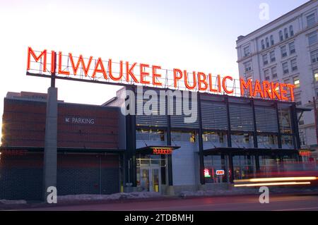 Il mercato pubblico di Milwaukee offre ai residenti della città l'opportunità di mangiare e fare regali freschi Foto Stock
