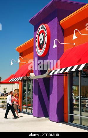 Due adulti entrano in un Panda Bowl, una catena di ristoranti cinesi a Modesto, California Foto Stock