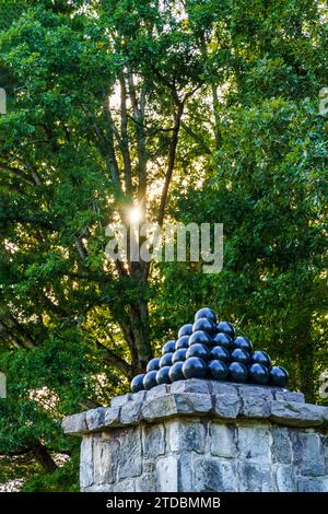 Palline di cannone in cima all'ingresso del campo di battaglia nazionale di Fort Donelson a dover, Tennessee. Foto Stock