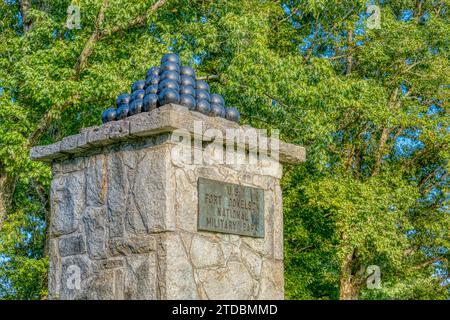 Le palle di cannone hanno superato il cartello d'ingresso al campo di battaglia nazionale di Fort Donelson a dover, Tennessee. Foto Stock