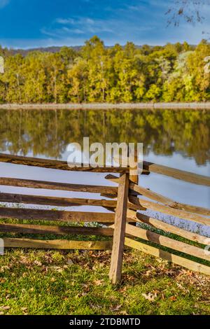 Staccionata ferroviaria lungo il fiume Cumberland che attraversa il campo di battaglia nazionale di Fort Donelson a dover, Tennessee. Foto Stock