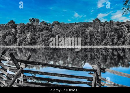 Foto della barriera ferroviaria spaccata lungo il fiume Cumberland che attraversa il campo di battaglia nazionale di Fort Donelson a dover, Tennessee. Foto Stock