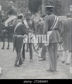 04/30/1923. Dal viaggio dei Re in Belgio. I monarchi spagnoli (1) e belgi (2), arrivati al municipio di Bruxelles, sono stati complimentati dal sindaco, Mr. De Max (3). Crediti: Album / Archivo ABC Foto Stock