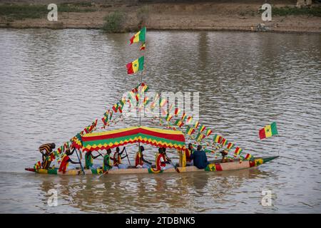 Festival Blues Du Flueuve 2023 a Podor, Senegal, Africa occidentale. Progue Racing & Skills alla cerimonia di apertura. Mauritania sul lato opposto del Rive Foto Stock