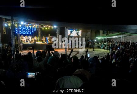 Festival Blues Du Flueuve 2023 a Podor, Senegal, Africa occidentale. La cantante Baaba Maal si esibisce per adorare i fan. Foto Stock