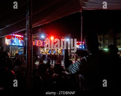 Festival Blues Du Flueuve 2023 a Podor, Senegal, Africa occidentale. La cantante Baaba Maal si esibì per adorare i fan di Podor. Foto Stock