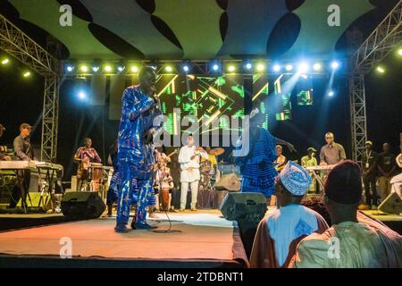 Festival Blues Du Flueuve 2023 a Podor, Senegal, Africa occidentale. La cantante Baaba Maal si esibisce con i fan di Podor. Alcuni arrivano sul palco e gli passano dei soldi. Foto Stock