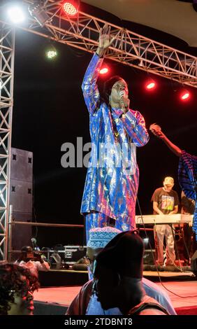 Festival Blues Du Flueuve 2023 a Podor, Senegal, Africa occidentale. La cantante Baaba Maal si esibisce in Podor. Foto Stock