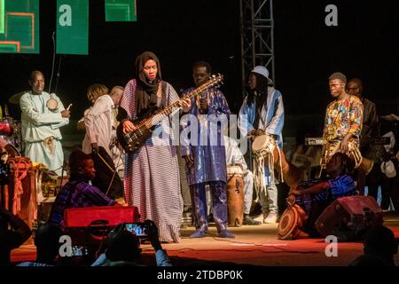 Festival Blues Du Flueuve 2023 a Podor, Senegal, Africa occidentale. La cantante Baaba Maal si esibisce in Podor. Solista di Bass player femminile. Foto Stock