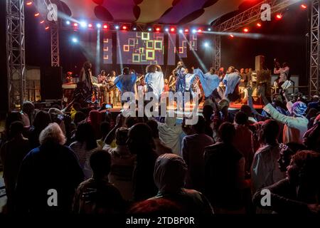 Festival Blues Du Flueuve 2023 a Podor, Senegal, Africa occidentale. La cantante Baaba Maal si esibisce in Podor con ballerini sul palco. Foto Stock