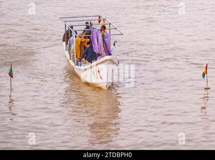 Festival Blues Du Flueuve 2023 a Podor, Senegal, Africa occidentale. Cantante Baaba Maal in piedi e segnalazione in Senegal da un pirogue durante l'apertura. Foto Stock