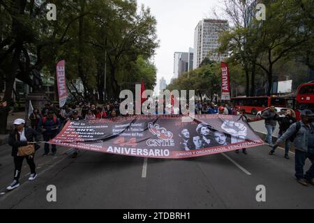 Città del Messico, Messico. 15 dicembre 2023. 15 dicembre 2023 città del Messico, Messico. Gli insegnanti partecipano a una dimostrazione del coordinatore nazionale dei lavoratori dell'istruzione in Messico presso Reforma Avenue per chiedere miglioramenti al sistema educativo e migliori stipendi nel quadro del 44° anniversario del loro gruppo sindacale. Il 15 dicembre 2023 a città del Messico, Messico. (Foto di Alex Dalton/ Eyepix Group/Sipa USA) credito: SIPA USA/Alamy Live News Foto Stock