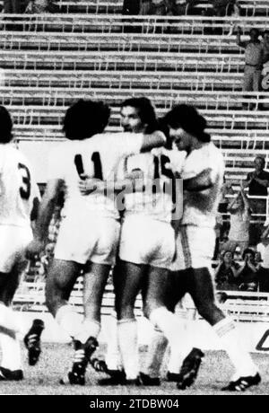 Siviglia ha debuttato il 15 settembre 1982 in Coppa UEFA, un torneo che ha sostituito la Coppa delle Fiere, a cui hanno partecipato più volte anche i bianchi. Nel loro debutto in Coppa UEFA, Siviglia ha affrontato il Levski Spartak Sofia allo stadio Ramón Sánchez-Pizjuán con una vittoria del 3-1. I bulgari sono andati avanti con un gol da Spassov; Santi pareggiò con un rigore, e poi Montero e Magdaleno hanno segnato gli altri gol del Siviglia. Nell'immagine, Enrique Montero (15) si congratula con Santi e Magdaleno dopo aver segnato il suo gol. (Foto Mariano). Crediti: Album / Archivo ABC / Mariano Foto Stock