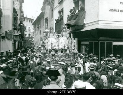 Siviglia, 19/06/1919. Santa Ana. Corpus Christi Procession. La processione comprendeva il passaggio di Santa Ana, la Vergine e il bambino Gesù, appartenente alla Confraternita Sacramentale di Santa Ana. Fu la loro prima uscita processionale nel XX secolo. La processione è in via Villegas, all'angolo di Francos. Sulla destra, Plaza de Jesús de la Pasión, popolarmente conosciuta come Plaza del Pan. Sullo sfondo dell'immagine, il mostro con il Santissimo Sacramento. Il passaggio di Sant'Anna, la Vergine e il bambino Gesù uscì in processione tre volte nel XX secolo: Per il Corpus Foto Stock