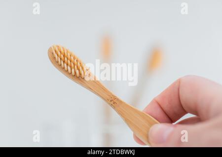 Esecuzione di acqua su uno spazzolino da denti in lavandino del bagno Foto  stock - Alamy