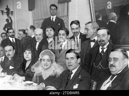 03/09/1918. Un matrimonio popolare a Malaga. La cupletista Blanquita Suárez (1) e il corriere Pacorro (2), con i loro padrini e amici, al loro banchetto di nozze. Crediti: Album / Archivo ABC / Navarro Foto Stock