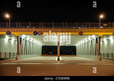 Sottopassaggio del ponte Suramadu. costruzione e progettazione di strade. Foto Stock