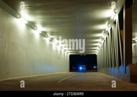 Sottopassaggio del ponte Suramadu. costruzione e progettazione di strade. Foto Stock