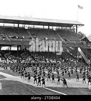 07/31/1917. Preparativi militari negli Stati Uniti - candidati ufficiali che eseguono esercitazioni di scherma dei fucili davanti al Comitato della camera dei rappresentanti a Washington. Crediti: Album / Archivo ABC / Louis Hugelmann Foto Stock