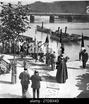 18/09/1917. Le vacanze estive della famiglia reale HM il re sbarco a Orio, dopo aver assistito alle manovre del reggimento Pontoneros. Crediti: Album / Archivo ABC / Ramón Alba Foto Stock