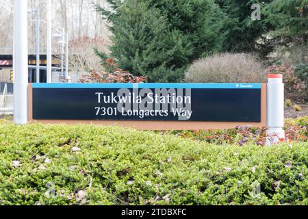 Tukwila, WA, USA - 12 febbraio 2023; firmare per la stazione Tukwila del treno Sounder con l'indirizzo Foto Stock