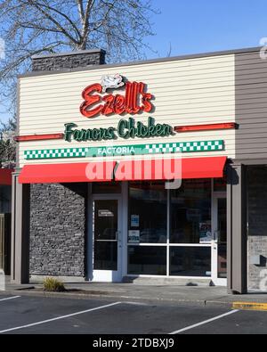 Bellevue, Washington, USA - 12 febbraio 2023; Ezell's Famous Chicken store nel quartiere Factoria di Bellevue con un cartello Foto Stock