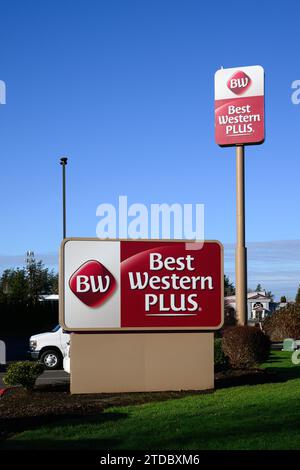 Bellingham, Washington, USA - 16 dicembre 2023; due cartelli rossi e bianchi Best Western Plus fuori dalla catena alberghiera Foto Stock