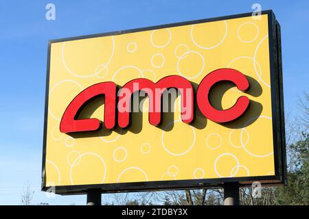 Bellevue, Washington, USA - 12 febbraio 2023; firma per il cinema AMC con testo rosso su sfondo giallo Foto Stock
