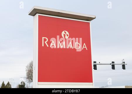 Tukwila, WA, USA - 12 febbraio 2023; segno rosso con testo e logo per il marchio Ramada Foto Stock