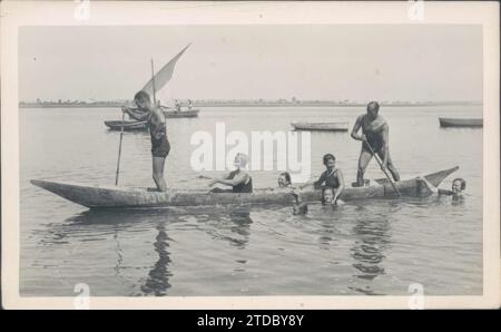 12/31/1929. Vista sul fiume sulla spiaggia di Punta Umbría. Gente in canoa. Crediti: Album / Archivo ABC Foto Stock