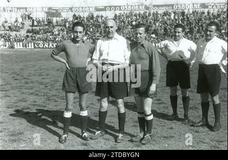 01/01/1950. Partita di calcio di beneficenza tra bullfighters e calciatori giocata nel campo Siviglia di Nervión nei primi anni '1950 Nell'immagine, i bullfighters Miguel Báez 'Litri' (a sinistra) e Pepe Luis Vázquez (a destra) affiancano Pedro Escartín ?. Crediti: Album / Archivo ABC / Ángel Gómez Gelan Foto Stock