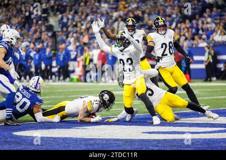 Indianapolis, Indiana, USA. 16 dicembre 2023. Il linebacker dei Pittsburgh Steelers Nick Herbig (51) recuperò il punt bloccato durante la partita contro gli Indianapolis Colts al Lucas Oil Stadium di Indianapolis, Indiana. Indianapolis sconfisse Pittsburgh 30-13. John Mersits/CSM/Alamy Live News Foto Stock