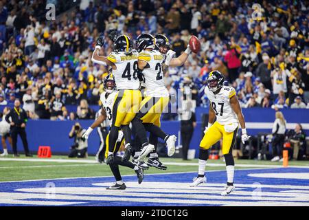 Indianapolis, Indiana, USA. 16 dicembre 2023. Il linebacker dei Pittsburgh Steelers Nick Herbig (51) festeggia con i compagni di squadra dopo aver recuperato il punt bloccato durante la gara della NFL contro gli Indianapolis Colts al Lucas Oil Stadium di Indianapolis, Indiana. Indianapolis sconfisse Pittsburgh 30-13. John Mersits/CSM (immagine di credito: © John Mersits/Cal Sport Media). Credito: csm/Alamy Live News Foto Stock