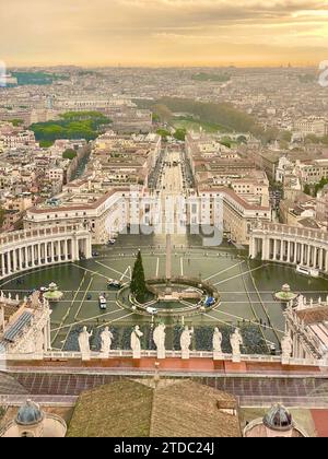 Piazza San Pietro in Vaticano e vista della città del Vaticano dall'alto della basilica all'alba Foto Stock