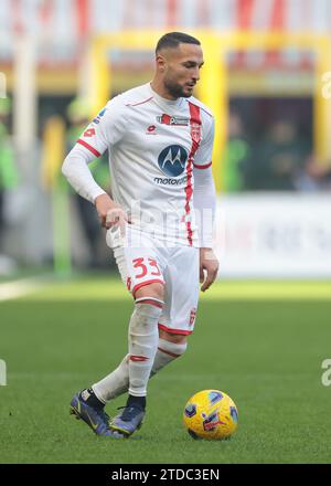 Milano, Italia. 17 dicembre 2023. Danilo D'Ambrosio dell'AC Monza durante la partita di serie A A Giuseppe Meazza, Milano. Il credito fotografico dovrebbe leggere: Jonathan Moscrop/Sportimage Credit: Sportimage Ltd/Alamy Live News Foto Stock