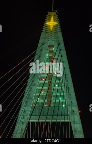 Budapest. 17 dicembre 2023. Le luci natalizie sono raffigurate presso il ponte Megyeri sul fiume Danubio nella parte settentrionale di Budapest, in Ungheria, il 17 dicembre 2023. Crediti: Attila Volgyi/Xinhua/Alamy Live News Foto Stock