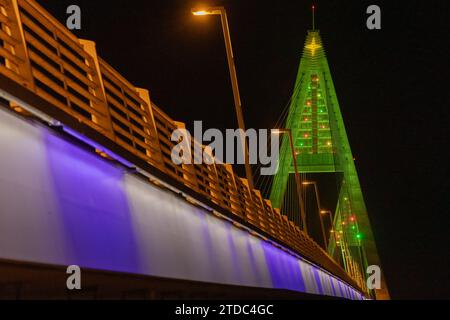 Budapest. 17 dicembre 2023. Le luci natalizie sono raffigurate presso il ponte Megyeri sul fiume Danubio nella parte settentrionale di Budapest, in Ungheria, il 17 dicembre 2023. Crediti: Attila Volgyi/Xinhua/Alamy Live News Foto Stock