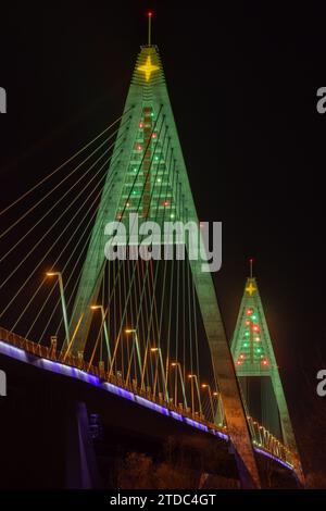 Budapest. 17 dicembre 2023. Le luci natalizie sono raffigurate presso il ponte Megyeri sul fiume Danubio nella parte settentrionale di Budapest, in Ungheria, il 17 dicembre 2023. Crediti: Attila Volgyi/Xinhua/Alamy Live News Foto Stock