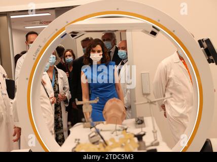 Madrid, 02/11/2022. Il presidente della Comunità di Madrid, Isabel Díaz Ayuso, inaugura le nuove sale e sale operatorie dell'ospedale Gregorio Marañón. Foto: Ernesto Agudo. ARCHDC. Crediti: Album / Archivo ABC / Ernesto Agudo Foto Stock