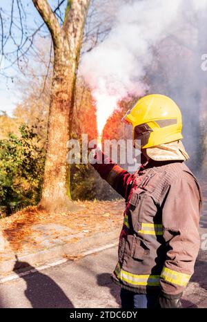 migliaia di firmeman protetti per le strade con i suoi uniforma, elmetti, striscioni e segnali di fuoco in strada Foto Stock